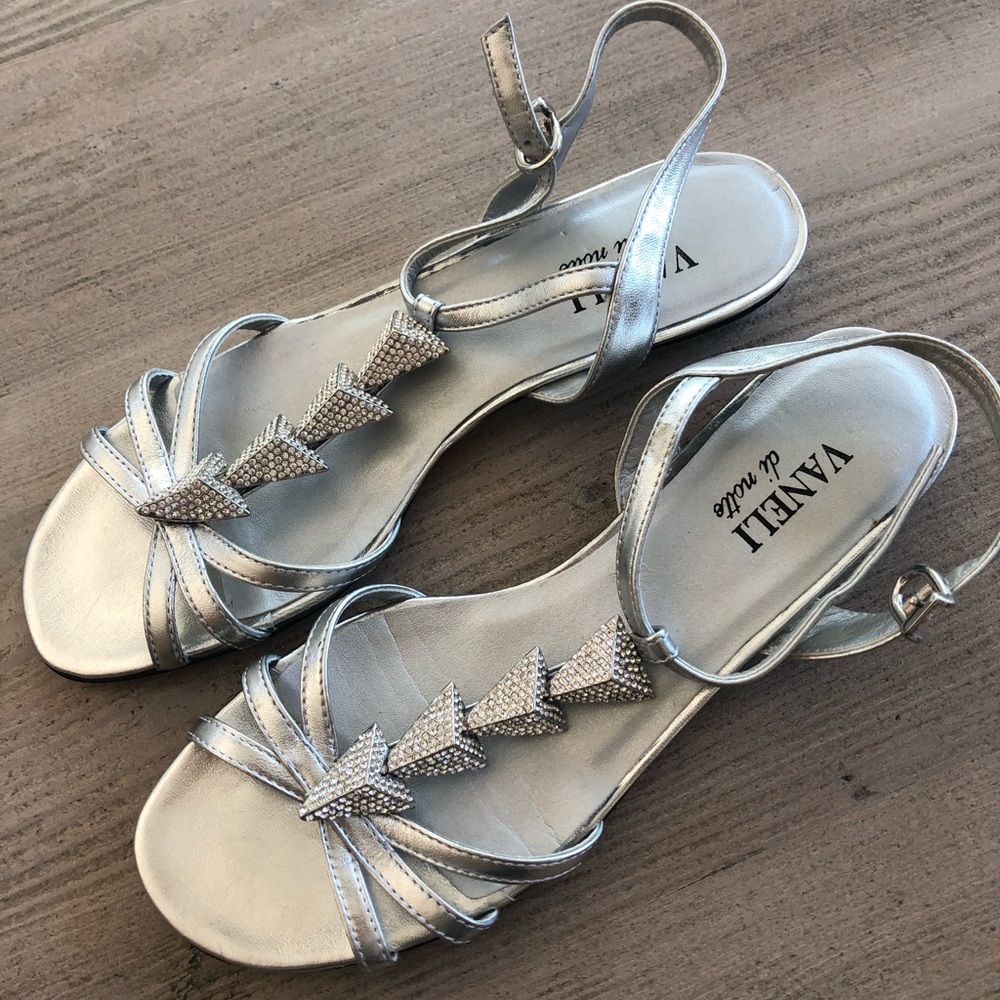Vaneli di notte silver sandals (NWT!)